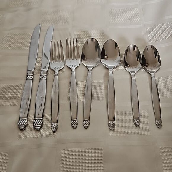 Onieda 8 Pieces Stainless Steel Everyday Flatware Set 18/10 Silver - Picture 1 of 16